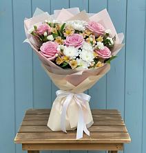 Букет цветов из:  Гвоздики, Орхидеи и Розы в Жирово