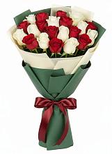 Букет Микс из красных и белых роз в Жирово
