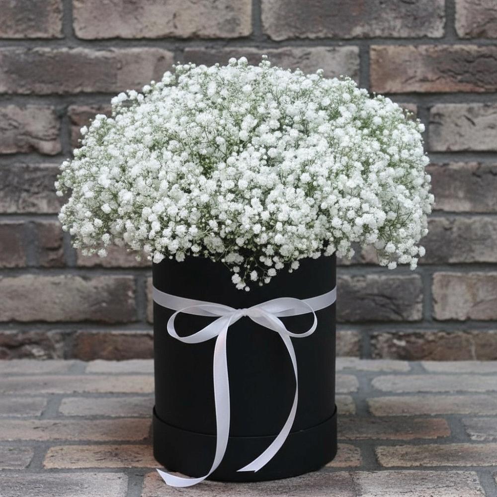 Цветочная композиция из Гипсофила в шляпной коробке в Жирово