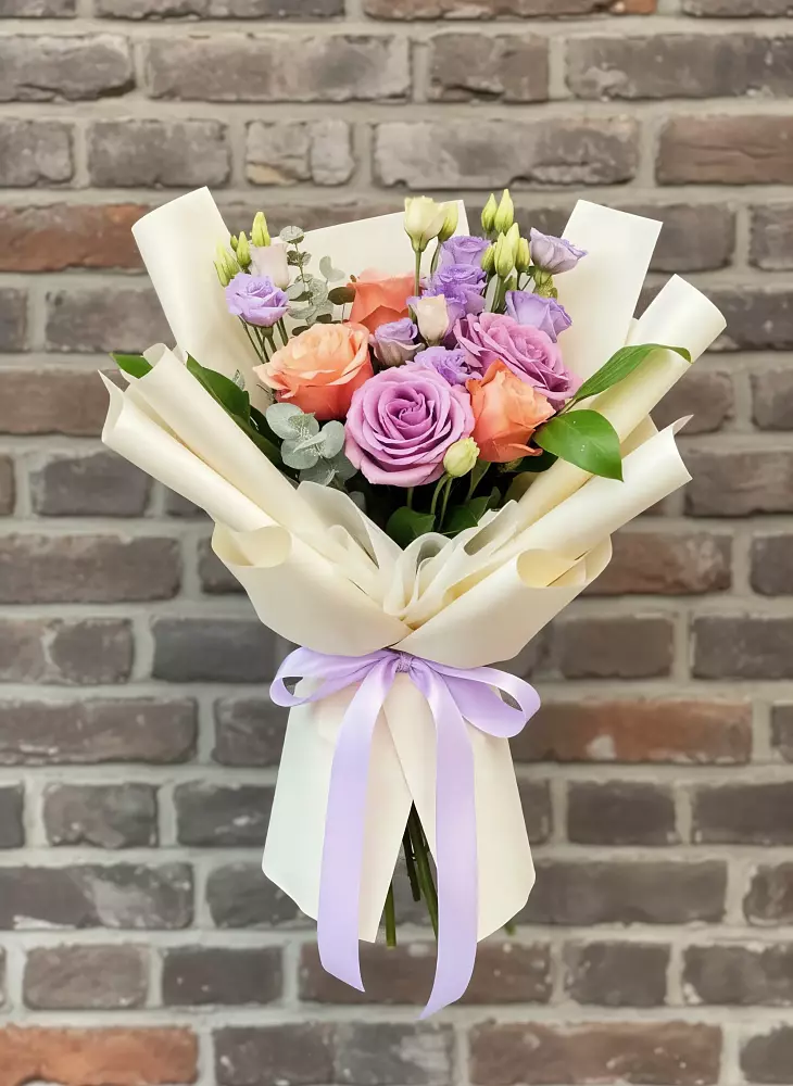 Букет цветов из: Лизиантусы и Розы в Жирово