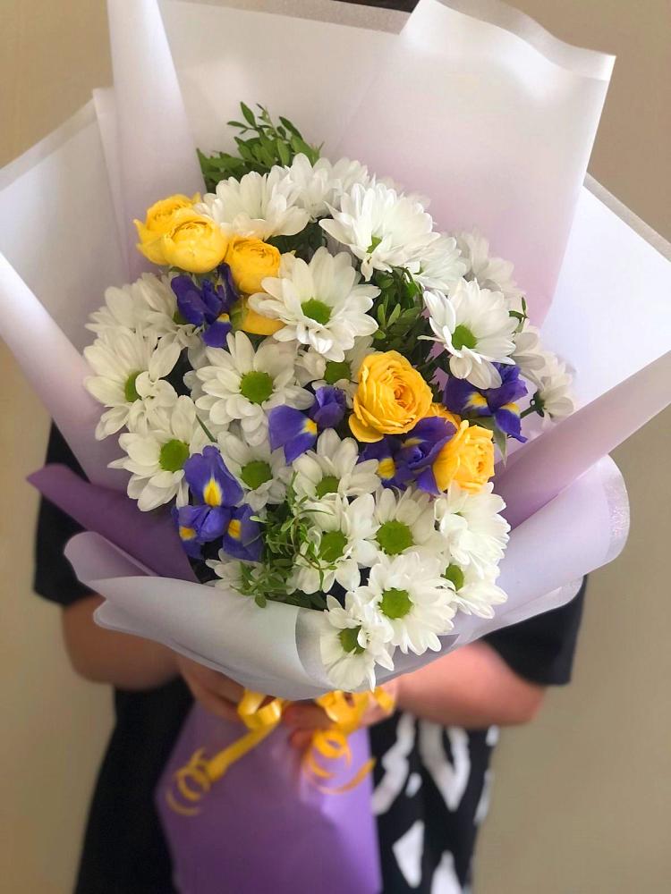 Букет цветов из: Ирисы, Хризантемы и Розы в Жирово