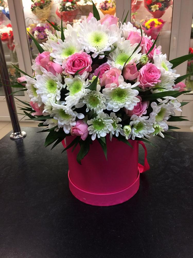 Цветочная композиция из Розы и Хризантемы в шляпной коробке в Жирово