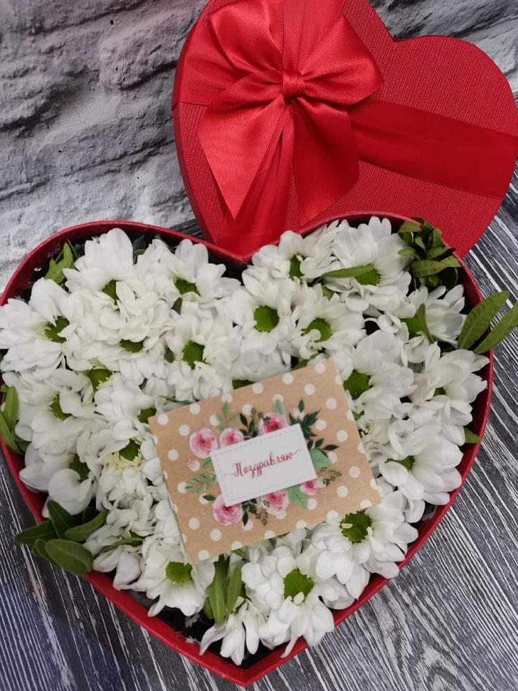 Цветочная композиция из Хризантемы в виде сердца в Жирово